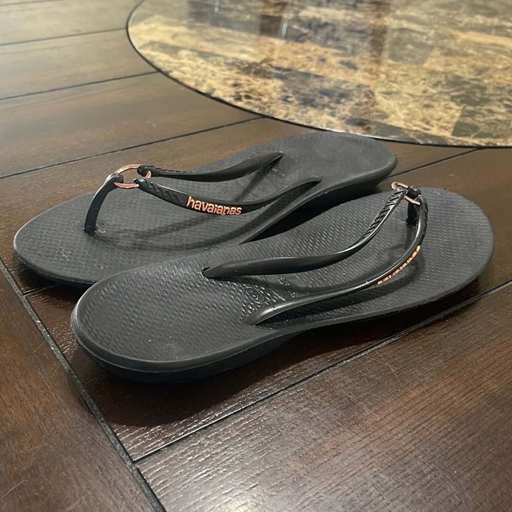 Size 8 black and rose gold Havaianas flip flops